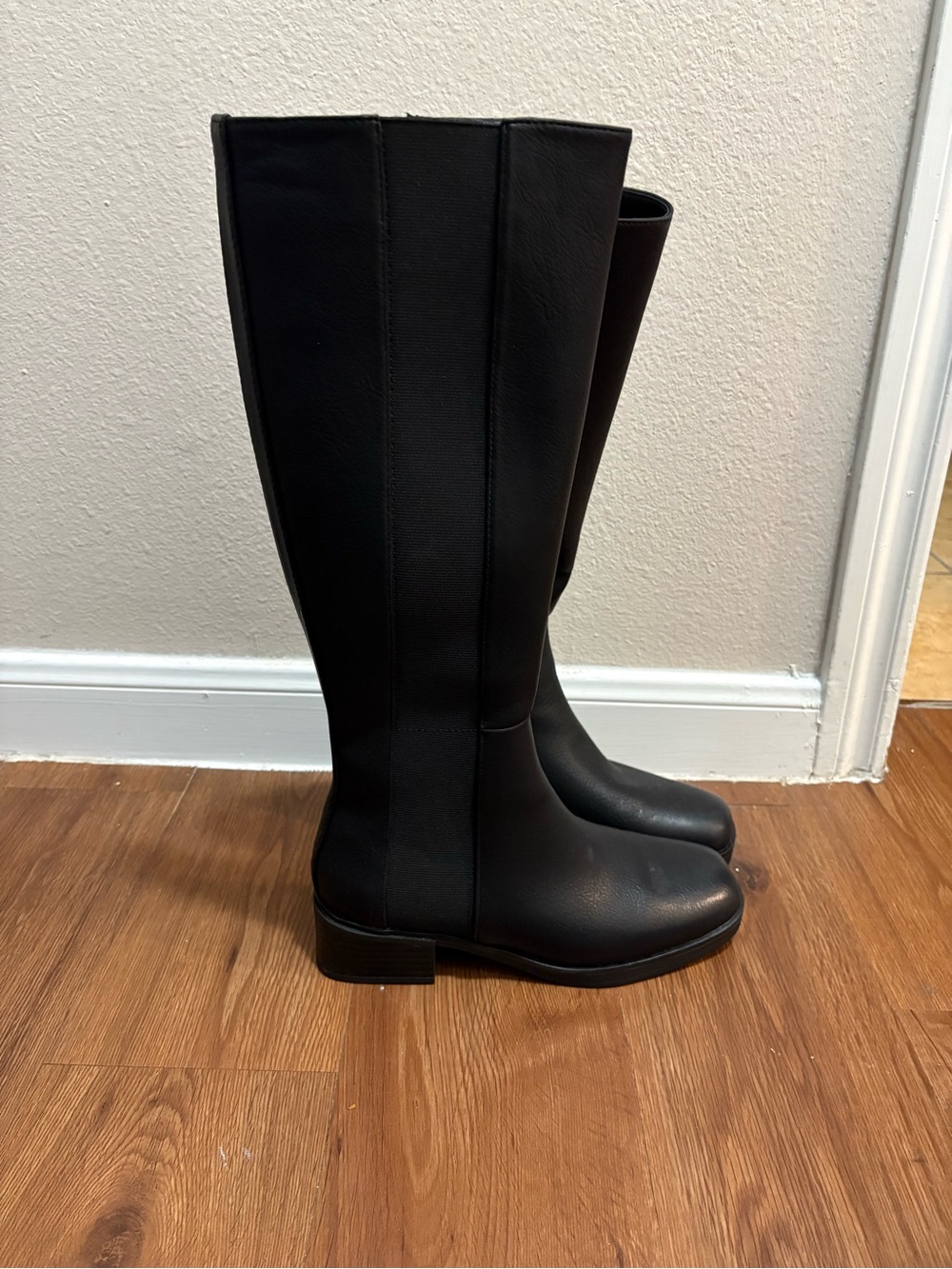 Black Women's Knee-High Riding Boots - Classic Sleek Design